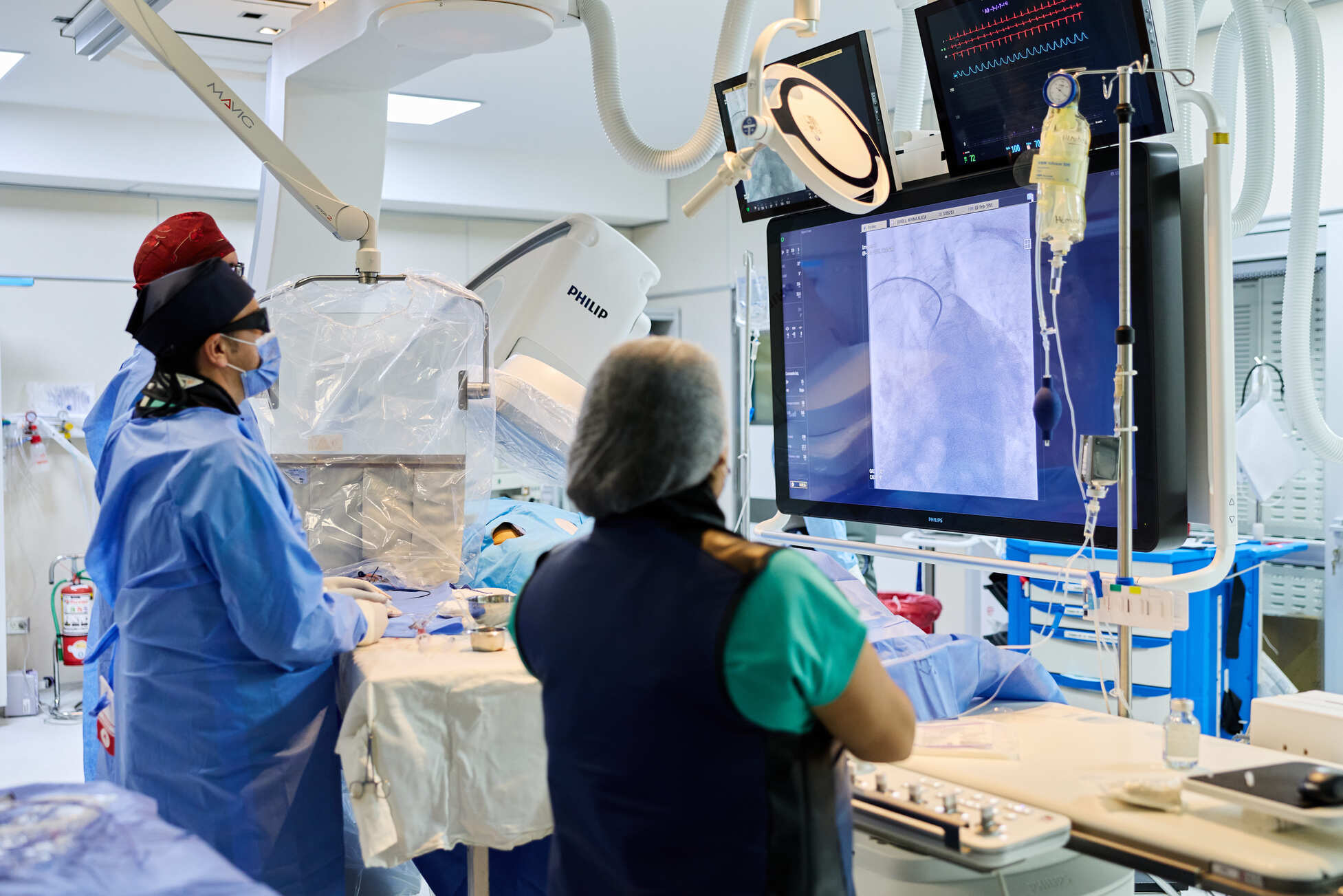 Equipo médico realizando un procedimiento de intervencionismo cardiovascular guiado por imágenes